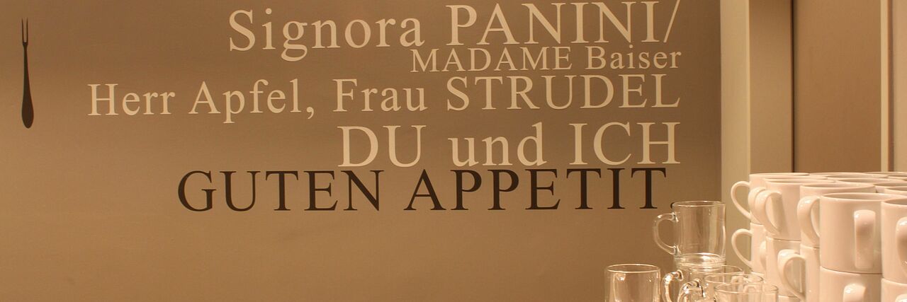 Schild im Bistro Schild im Bistro