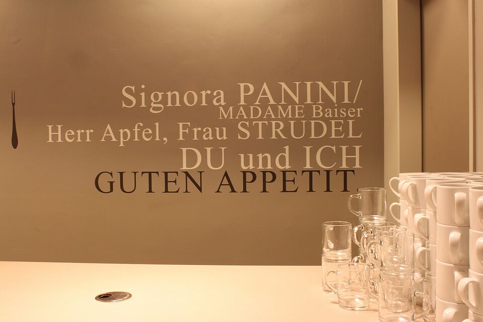 Schild im Bistro